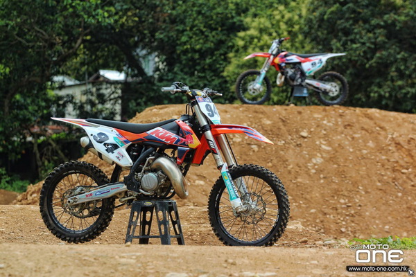 两台2冲MX越野车的外型十分接近,但左方是上一代125cc的125 SX,而右方是新款150cc的150 SX,而MX CLUB负责人Angus表示125适合初学者驾驶,150则是为经验丰富车手而设。而车身拉花是模仿KTM厂车。 2016 KTM 150 SX大革新 143.99c.c.水冷2冲程单汽缸引擎,58x54.5mm汽缸孔径与活塞行程比例而同厂125c.