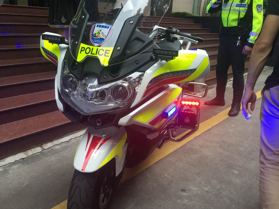 钱江春风向深圳交警铁骑队交付140辆警车