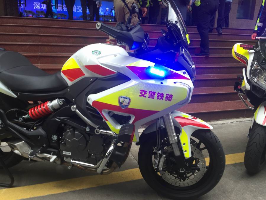 钱江春风向深圳交警铁骑队交付140辆警车