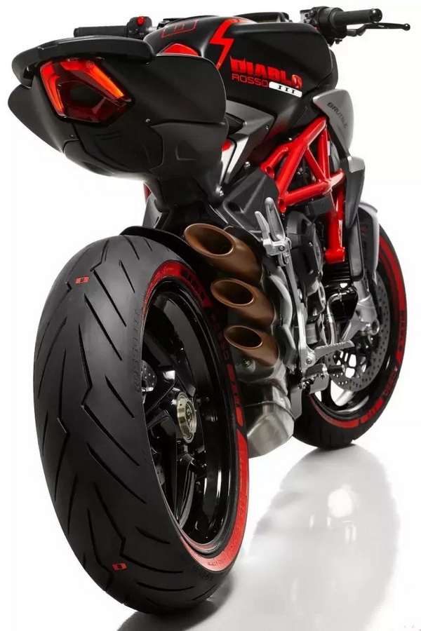 pirelli联手奥古斯塔推出diablo版brutale 800